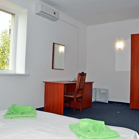 Barbaris Hotell Zaliznyi Port Exteriör bild